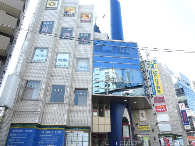 飛び込みで来店したのに担当の塩野さんが、とても親身になって物件を探してくれたので、安心してお願いすることができました。内見の時もわざわざ物件の最寄り駅まで寄ってくれたり、近くの商店街を教えてくれたり、生活のイメージができました。ネットで簡単に契約までできる他社もありますが、地元の不動産屋さんにお願いしてよかったです。